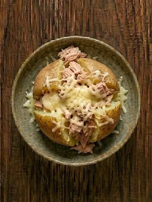 Patata rellena de atún y queso al microondas