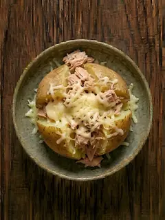 Patata rellena de atún y queso al microondas