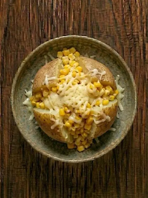 Patata rellena de queso y maíz al microondas
