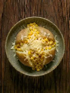 Patata rellena de queso y maíz al microondas