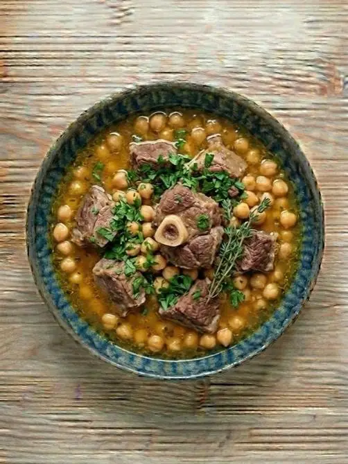 Cordero Estofado con Garbanzos
