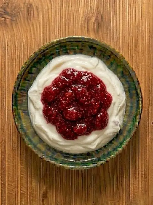Yogur griego con mermelada