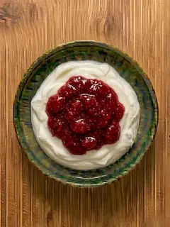 Yogur griego con mermelada