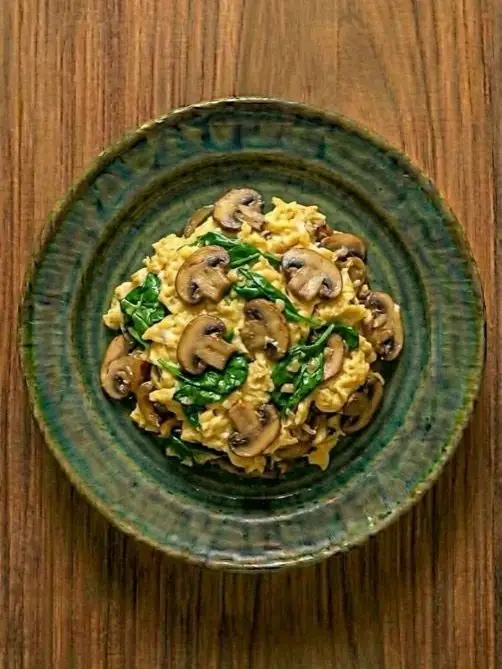 Revuelto de espinacas y champiñones