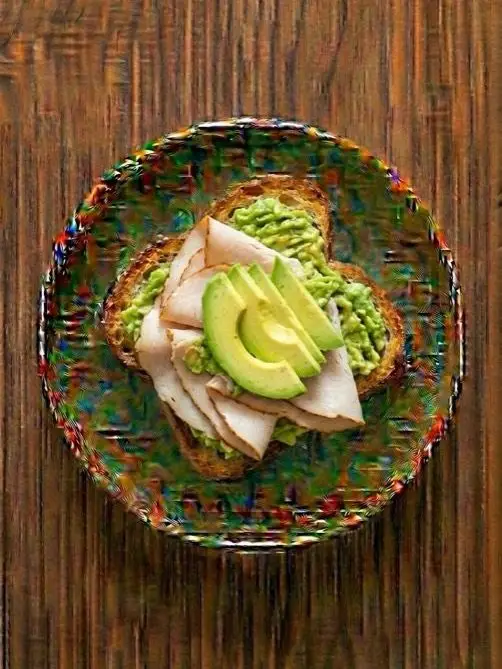 Tostada de pan de molde con aguacate y pavo