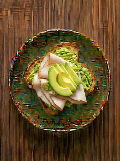 Tostada de pan de molde con aguacate y pavo