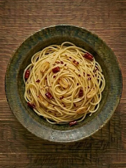 Espaguetis al ajillo con aceite y guindilla