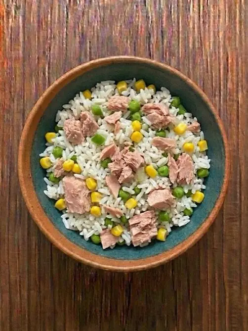Arroz con atún y maíz