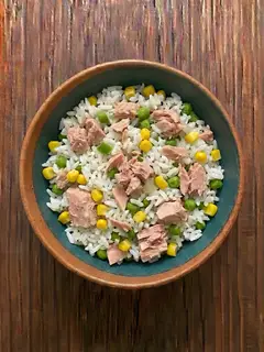 Arroz con atún y maíz
