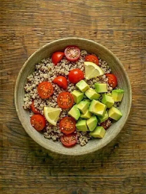 Ensalada de quinoa con aguacate y tomates cherry