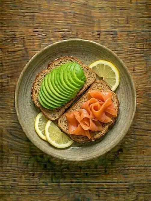 Salmón ahumado con aguacate y tostadas integrales