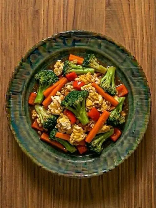 Wok de verduras con huevo y salsa de soja