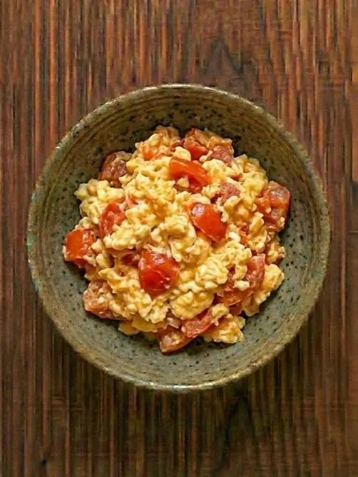 Huevos revueltos con tomate
