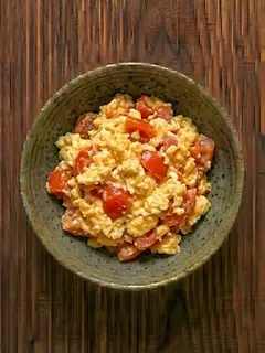 Huevos revueltos con tomate