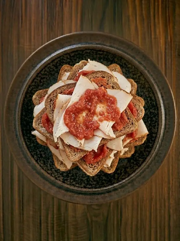 Tostada de centeno con pavo y tomate