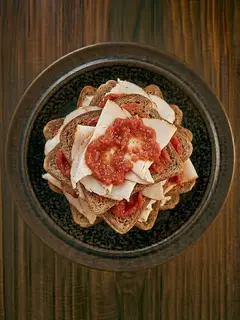 Tostada de centeno con pavo y tomate