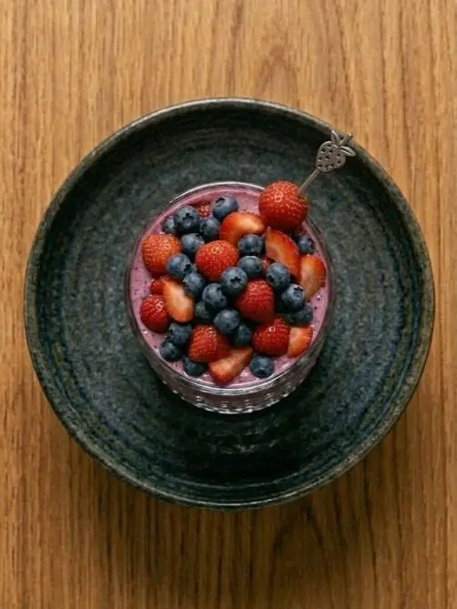Batido de fresa y arándanos con leche