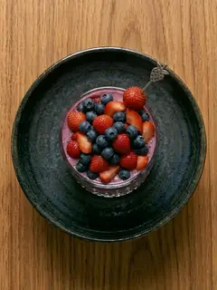 Batido de fresa y arándanos con leche