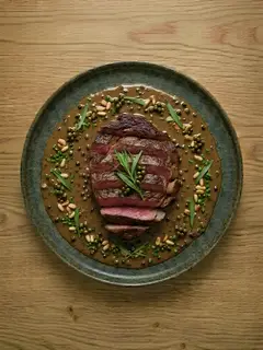 Entrecot con Salsa de Pimienta y Pimiento Salteado