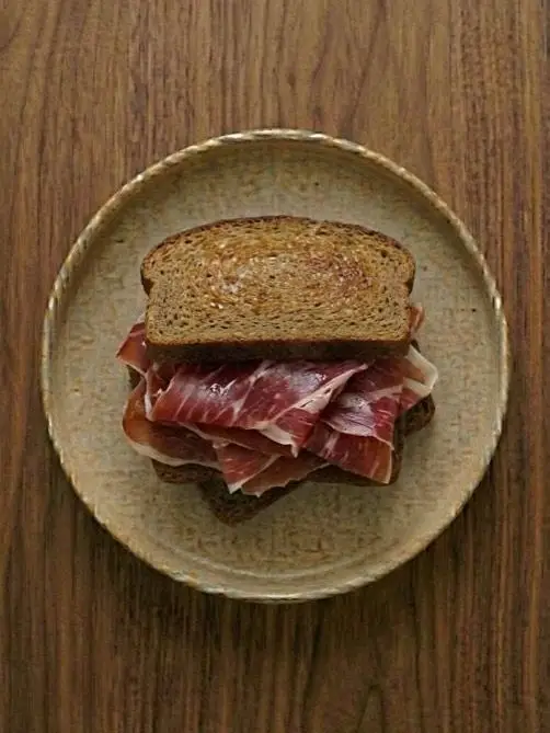 Tostada de centeno con jamón serrano y aceite