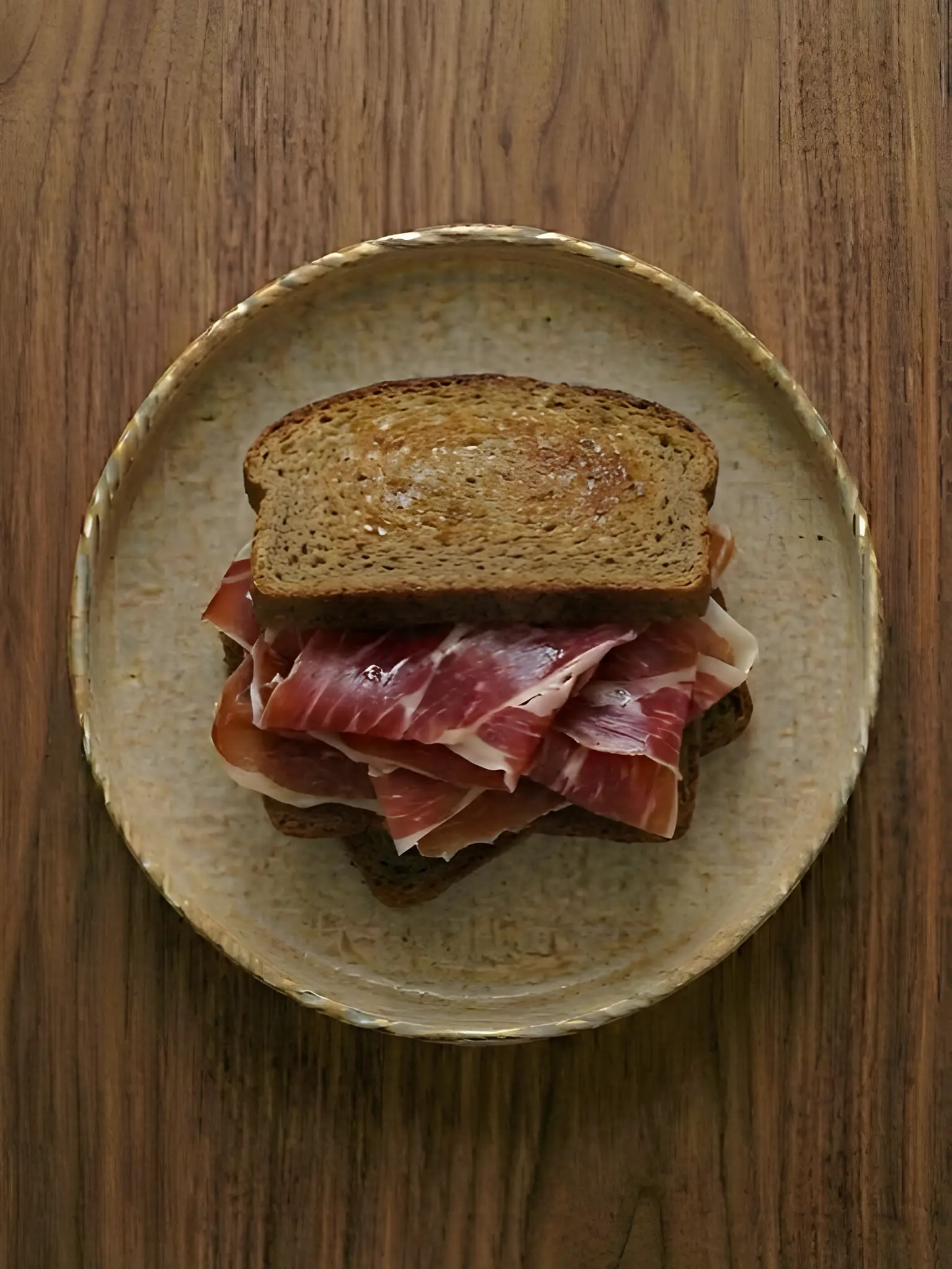 Tostada de centeno con jamón serrano y aceite