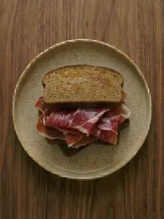 Tostada de centeno con jamón serrano y aceite