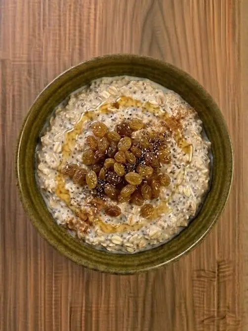 Avena con chía, pasas y proteína