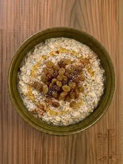 Avena con chía, pasas y proteína