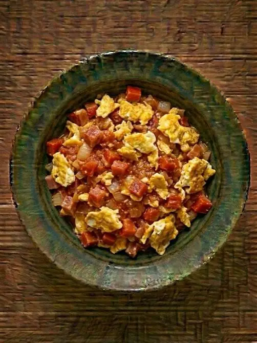 Huevos al plato con tomate y pimiento