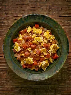 Huevos al plato con tomate y pimiento