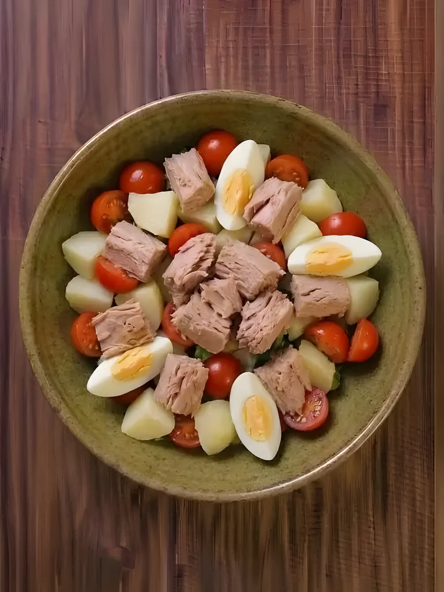 Ensalada de atún con patata y huevo