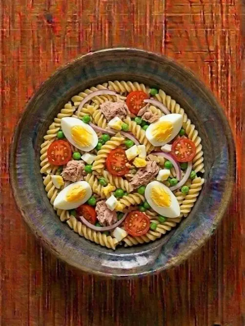 Fusilli con atún, huevo y guisantes