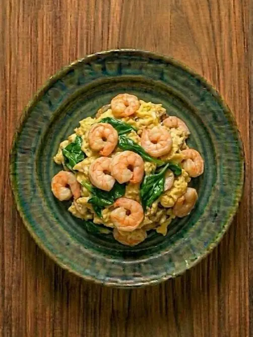 Revuelto de espinacas y gambas al ajillo