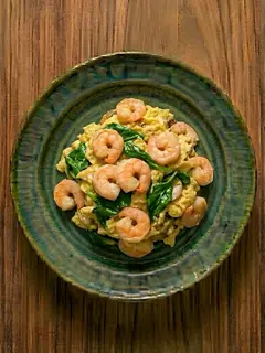 Revuelto de espinacas y gambas al ajillo