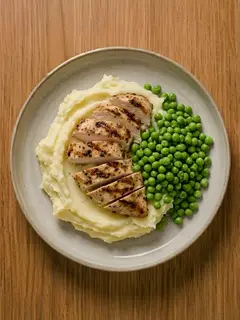 Pollo a la plancha con puré de patata y guisantes