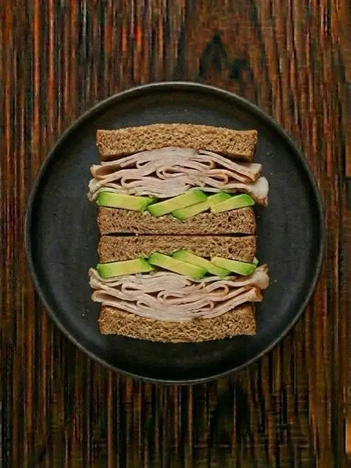 Bocadillo de pan integral con aguacate y pavo
