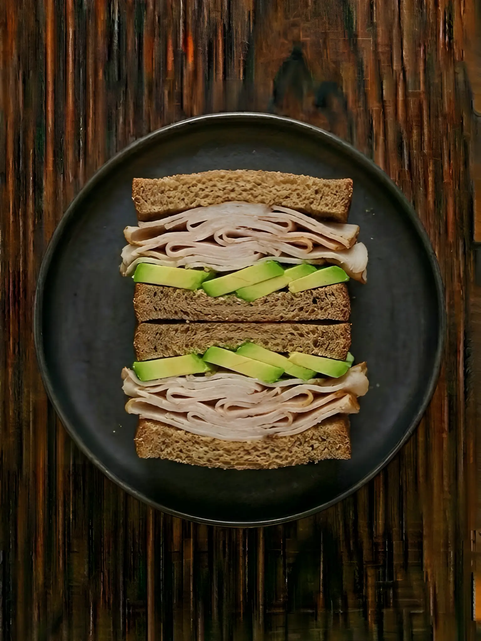 Bocadillo de pan integral con aguacate y pavo