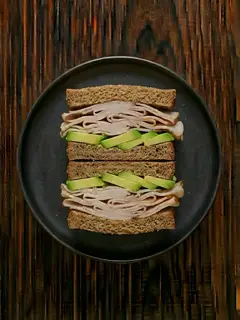 Bocadillo de pan integral con aguacate y pavo