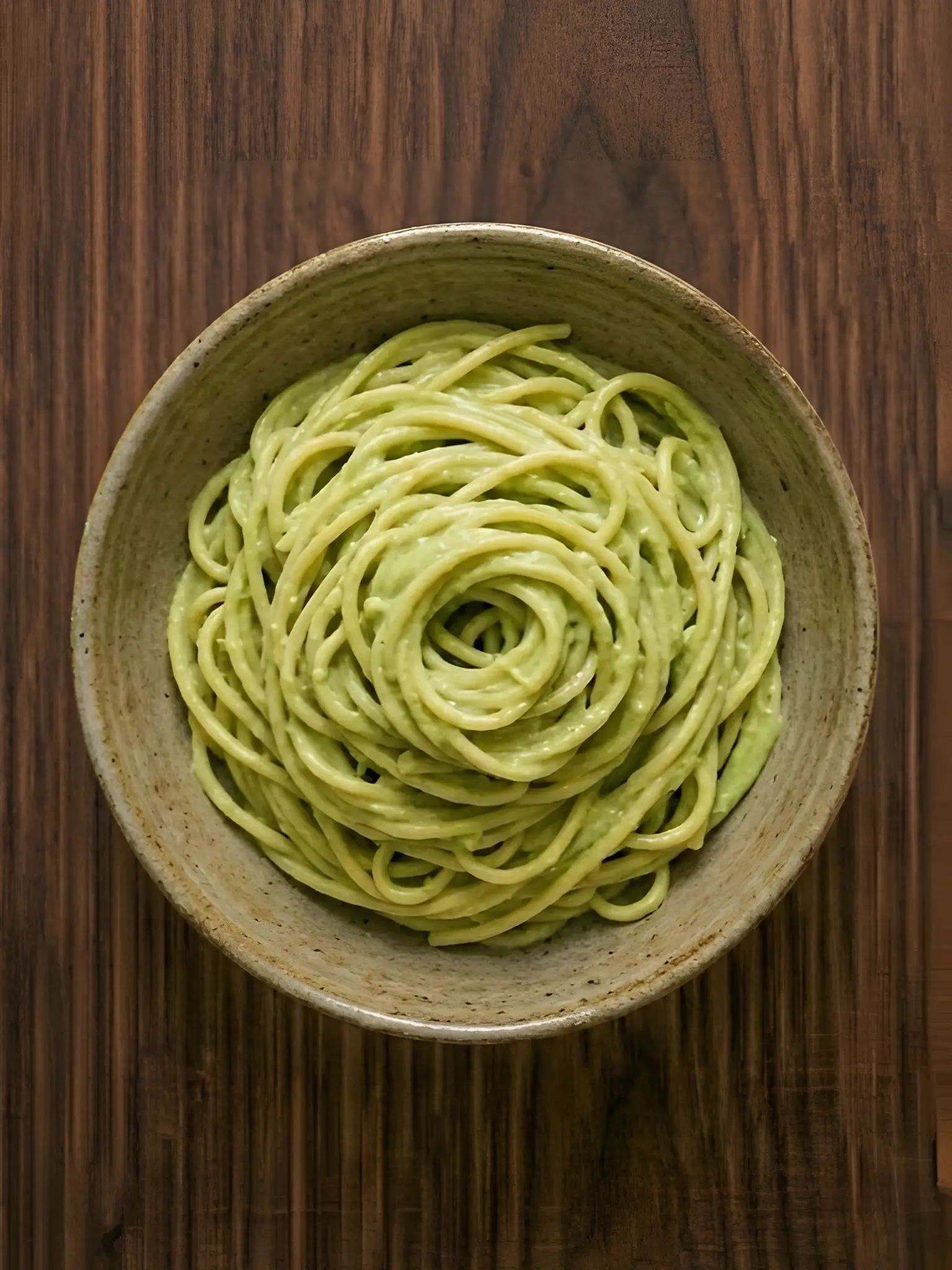 Espaguetis cremosos de aguacate