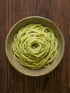 Espaguetis cremosos de aguacate