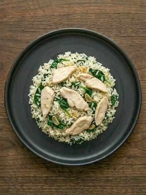 Arroz con pollo y espinacas al limón