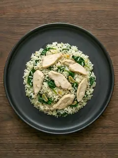 Arroz con pollo y espinacas al limón