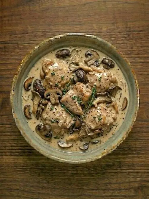 Pollo con Champiñones en Crema