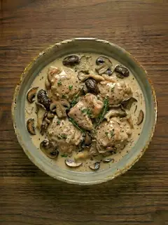 Pollo con Champiñones en Crema