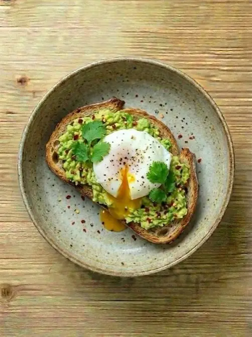 Tostadas de Aguacate con Huevo Poché