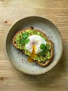 Tostadas de Aguacate con Huevo Poché