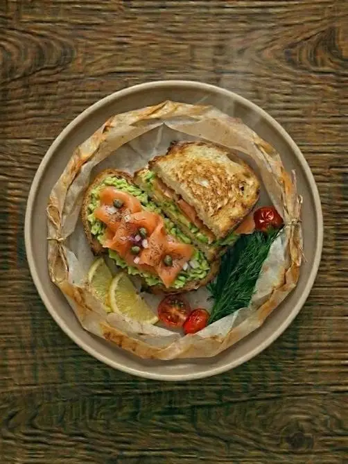 Sándwich de aguacate y salmón ahumado