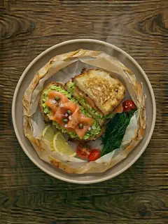 Sándwich de aguacate y salmón ahumado