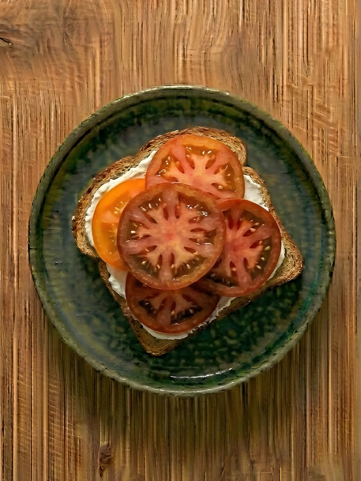 Tostada de pan integral con queso crema y tomate