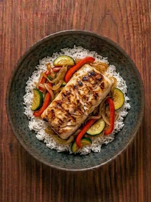 Merluza a la plancha con arroz y verduras salteadas